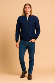 Męska kurtka bomber w kolorze granatowym, klasyczny krój slim fit z czarnymi ściągaczami i kieszenią na rękawie.