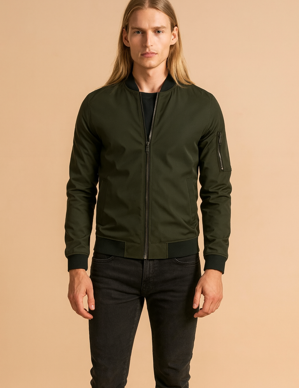 Męska kurtka bomber w kolorze khaki, klasyczny krój slim fit z czarnymi ściągaczami i kieszenią na rękawie.