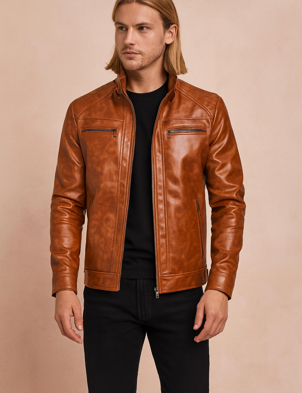 Męska kurtka skórzana w kolorze koniakowym, elegancki krój slim fit, wykonana z wysokiej jakości skóry ekologicznej, z ozdobnymi przeszyciami i zamkami błyskawicznymi.