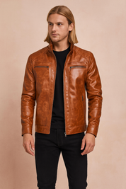 Męska kurtka skórzana w kolorze koniakowym, elegancki krój slim fit, wykonana z wysokiej jakości skóry ekologicznej, z ozdobnymi przeszyciami i zamkami błyskawicznymi.