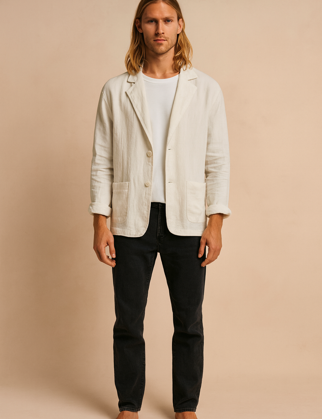 Męska marynarka lniana w kolorze białym, lekki krój casual slim fit, z dwoma guzikami i przednimi kieszeniami naszywanymi, idealna na letnie stylizacje.