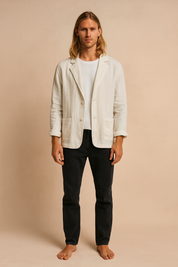 Męska marynarka lniana w kolorze białym, lekki krój casual slim fit, z dwoma guzikami i przednimi kieszeniami naszywanymi, idealna na letnie stylizacje.