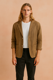 Męska marynarka lniana w kolorze brązowym, lekki krój casual slim fit, z dwoma guzikami i przednimi kieszeniami naszywanymi, idealna na codzienne stylizacje.