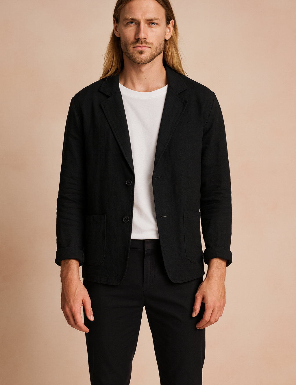 Męska marynarka lniana w kolorze czarnym, lekki krój casual slim fit, z dwoma guzikami i przednimi kieszeniami naszywanymi, idealna na eleganckie i codzienne stylizacje.