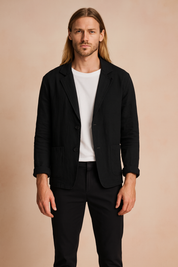 Męska marynarka lniana w kolorze czarnym, lekki krój casual slim fit, z dwoma guzikami i przednimi kieszeniami naszywanymi, idealna na eleganckie i codzienne stylizacje.