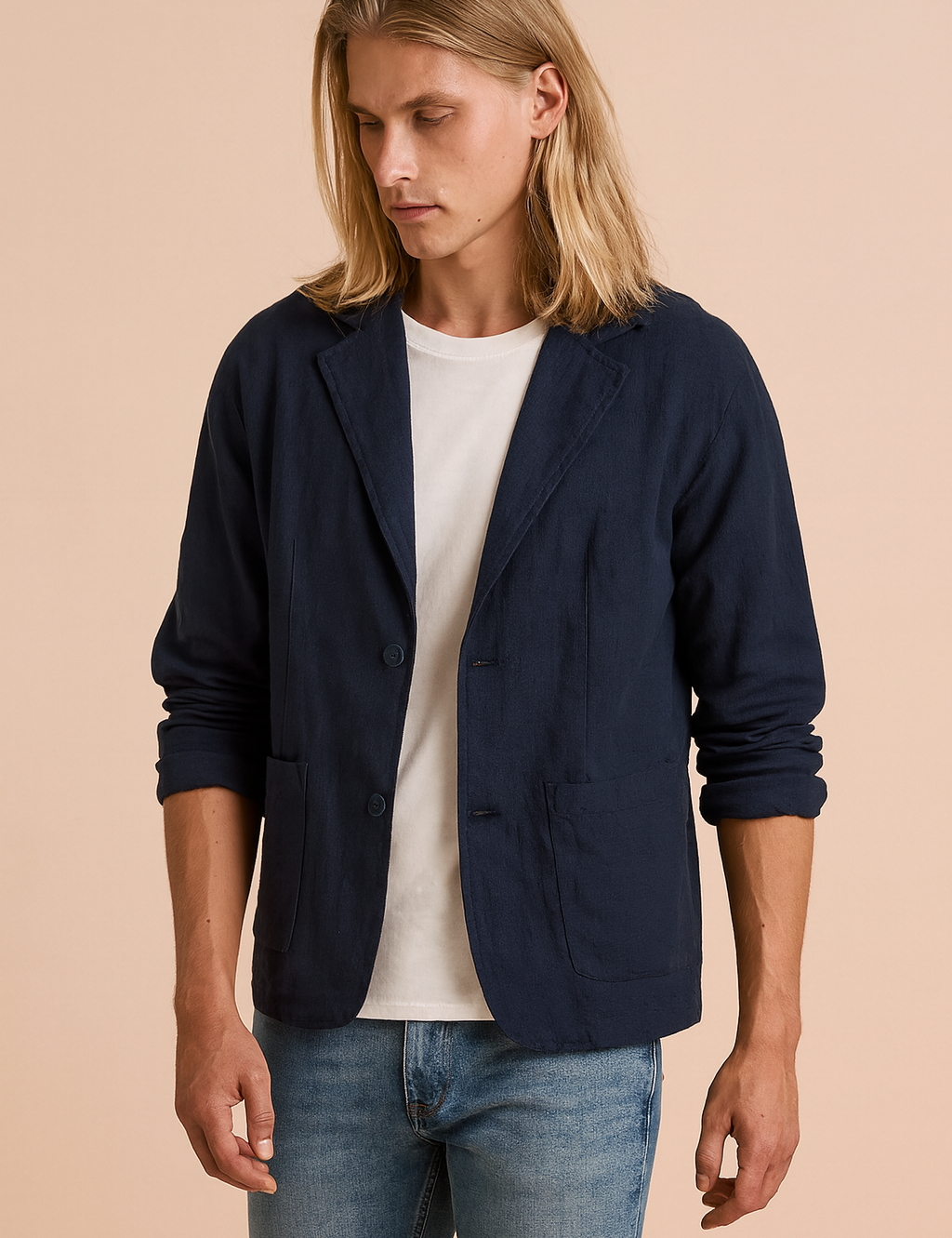 Męska marynarka lniana w kolorze granatowym, lekki krój casual slim fit, z dwoma guzikami i przednimi kieszeniami naszywanymi, idealna na codzienne stylizacje.