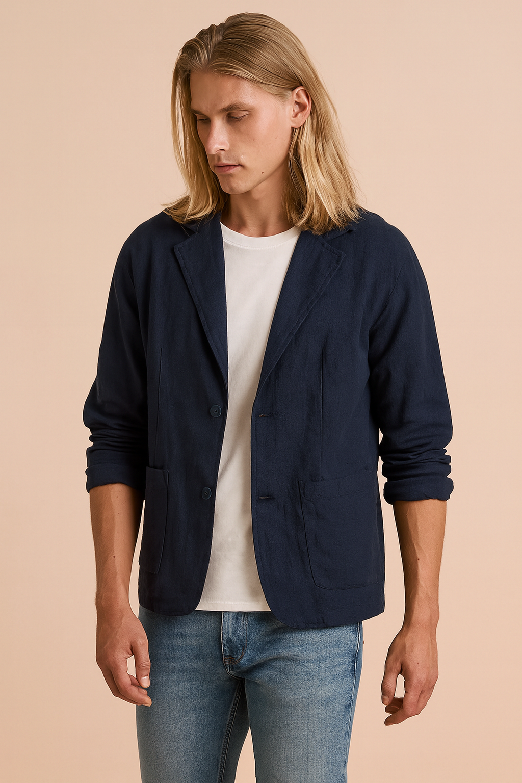 Męska marynarka lniana w kolorze granatowym, lekki krój casual slim fit, z dwoma guzikami i przednimi kieszeniami naszywanymi, idealna na codzienne stylizacje.