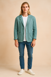 Męska marynarka lniana w kolorze morskim, lekki krój casual slim fit, z dwoma guzikami i przednimi kieszeniami naszywanymi, idealna na codzienne stylizacje.