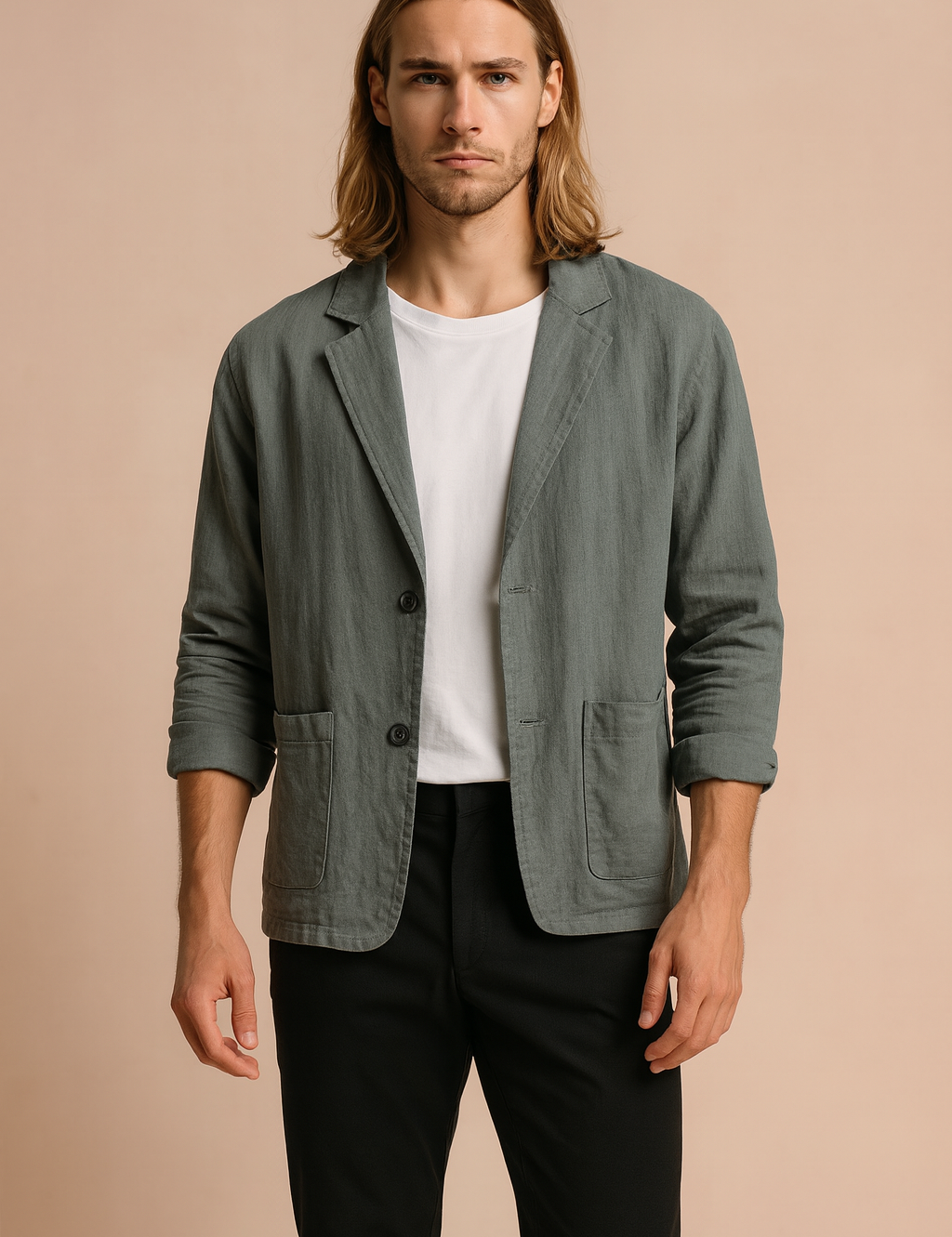 Męska marynarka lniana w kolorze szarym, lekki krój casual slim fit, z dwoma guzikami i przednimi kieszeniami naszywanymi, idealna do codziennych stylizacji.