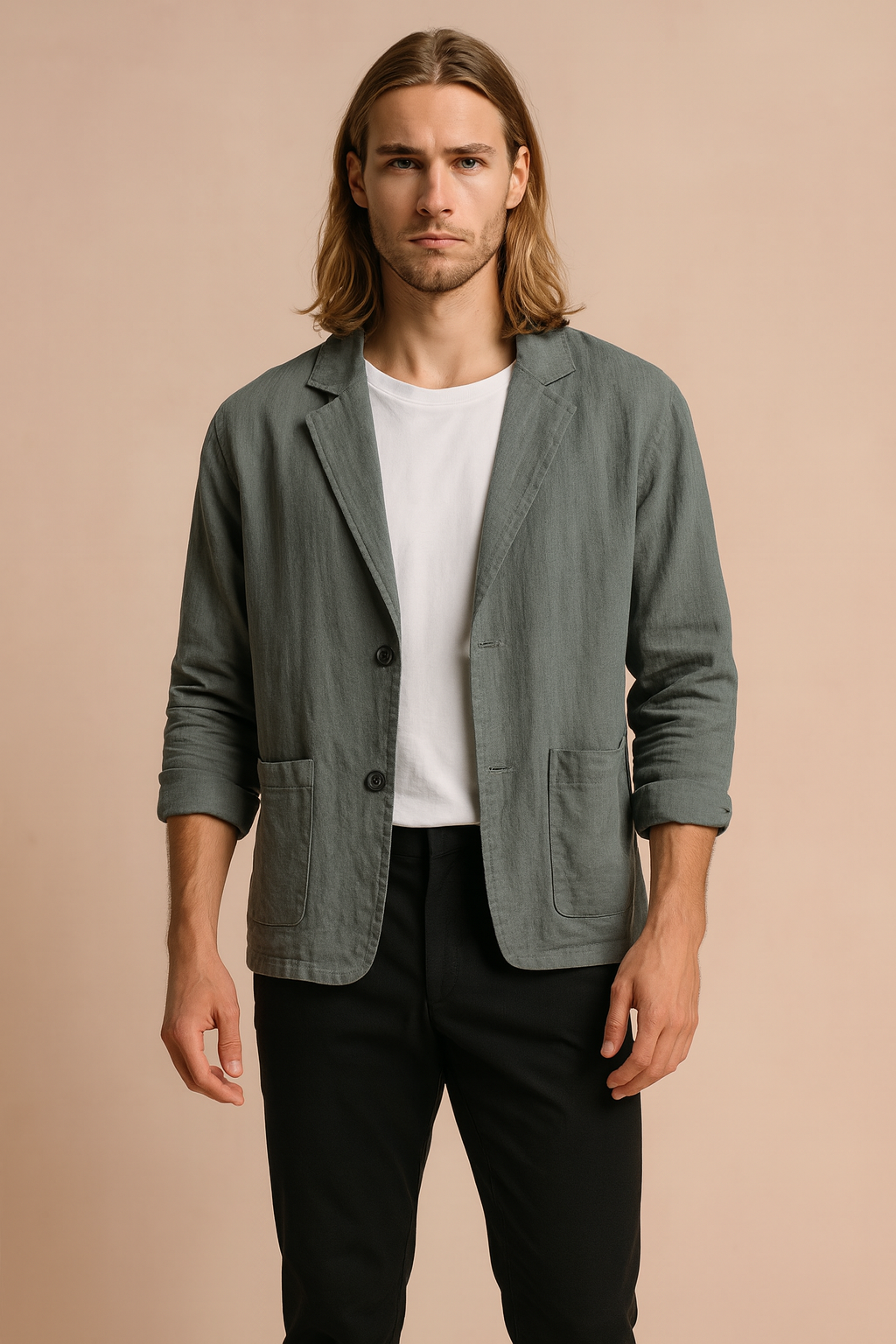 Męska marynarka lniana w kolorze szarym, lekki krój casual slim fit, z dwoma guzikami i przednimi kieszeniami naszywanymi, idealna do codziennych stylizacji.
