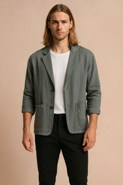Męska marynarka lniana w kolorze szarym, lekki krój casual slim fit, z dwoma guzikami i przednimi kieszeniami naszywanymi, idealna do codziennych stylizacji.