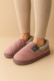 Damskie kapcie domowe w kolorze mauve z pikowanym wykończeniem i szarą futrzaną wyściółką, idealne na zimę, miękkie i wygodne.