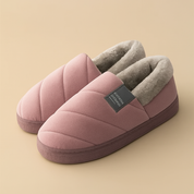 Damskie kapcie domowe w kolorze mauve z pikowanym wykończeniem i szarą futrzaną wyściółką, idealne na zimę, miękkie i wygodne.