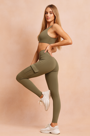 czarne legginsy sportowe z kieszenią cargo, wysoki stan, dopasowany krój do fitnessu i codziennego treningu