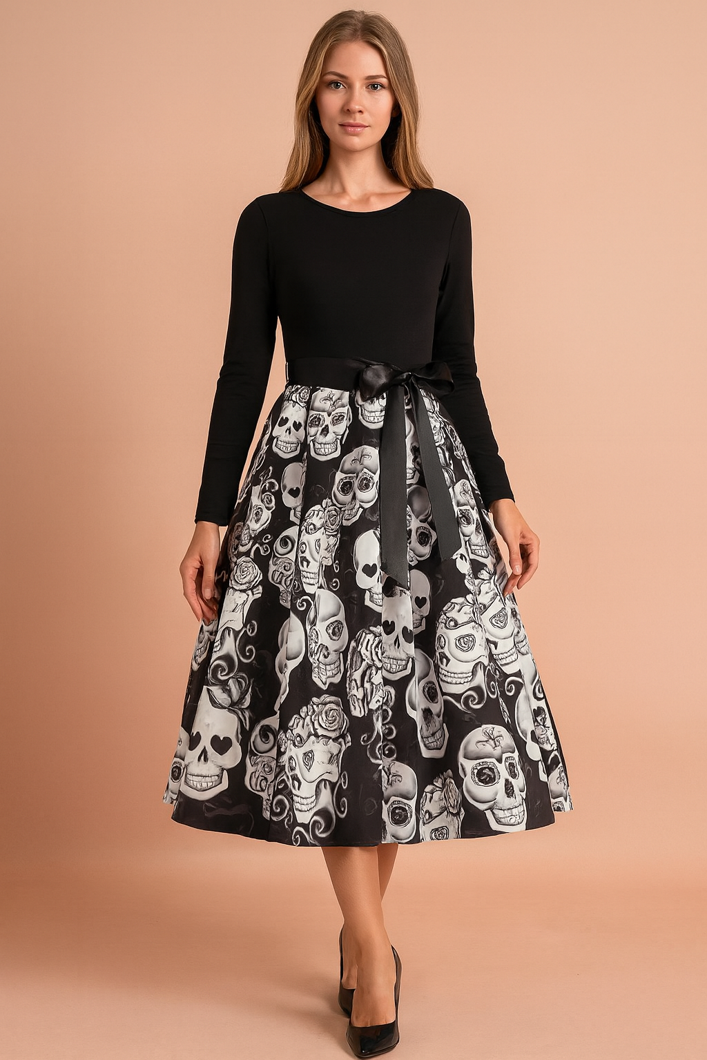 Sukienka halloweenowa retro z czarną górą z długim rękawem, satynową kokardą w talii i rozkloszowaną spódnicą ozdobioną nadrukiem biało-czarnych czaszek i róż.