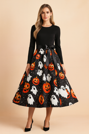 Sukienka halloweenowa retro z czarną górą z długim rękawem, satynową kokardą w talii i rozkloszowaną spódnicą ozdobioną nadrukiem białych duchów, pomarańczowych dyń i pajęczyn.