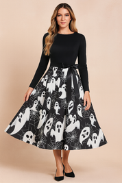 Sukienka halloweenowa retro z czarną górą z długim rękawem, satynową kokardą w talii i rozkloszowaną spódnicą ozdobioną nadrukiem białych duchów i pajęczyn na czarnym tle.