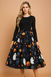 Sukienka halloweenowa retro z czarną górą z długim rękawem, satynową kokardą w talii i rozkloszowaną spódnicą ozdobioną nadrukiem dyni, duchów, nietoperzy, pajęczyn i jesiennych liści.