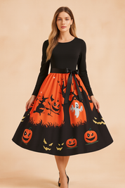 Sukienka halloweenowa retro z czarną górą z długim rękawem, satynową kokardą w talii i rozkloszowaną spódnicą w czerwono-czarnym kolorze ozdobioną nadrukiem dyni, duchów, drzew i nietoperzy.
