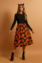 Sukienka halloweenowa z długim rękawem w kolorze czarnym z rozkloszowaną spódnicą midi ozdobioną pomarańczowym nadrukiem dyni z uśmiechniętymi twarzami.