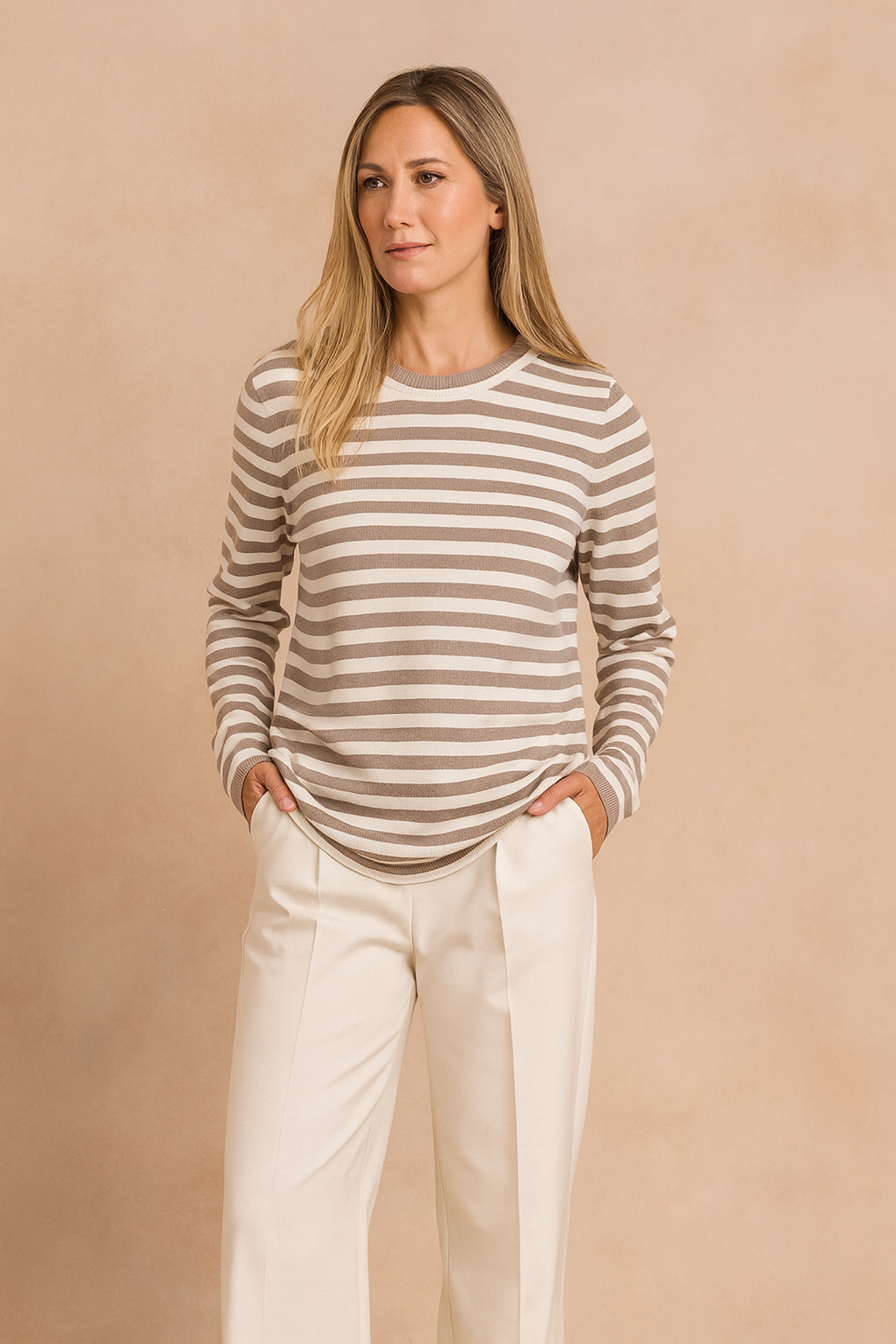  Stylowy sweter damski w kolorze beżowym – uniwersalny, elegancki i wygodny element garderoby.