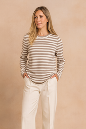  Stylowy sweter damski w kolorze beżowym – uniwersalny, elegancki i wygodny element garderoby.