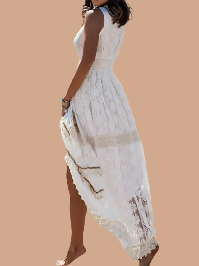 Koronkowa sukienka boho maxi w kolorze ecru z wyraźnym wzorem rombów i kwiatowym haftem, dopasowana w talii, z wysokim rozcięciem z przodu, ozdobnym obszyciem przy dole oraz efektownym tyłem podkreślającym lekkość i strukturę tkaniny.