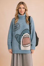 Zimowy sweter z golfem w kolorze niebieskim z modnym nadrukiem – wygodny i elegancki wybór na zimę.